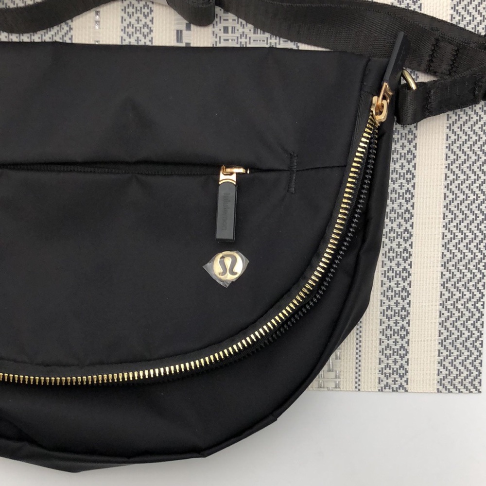 💋Lululemon All Night Festival Bag 5L - Black w/ Gold Hardware Crossbody Sling - Picture 4 of 5